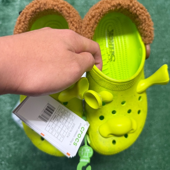 Shrek Crocs - Picture 2 of 3